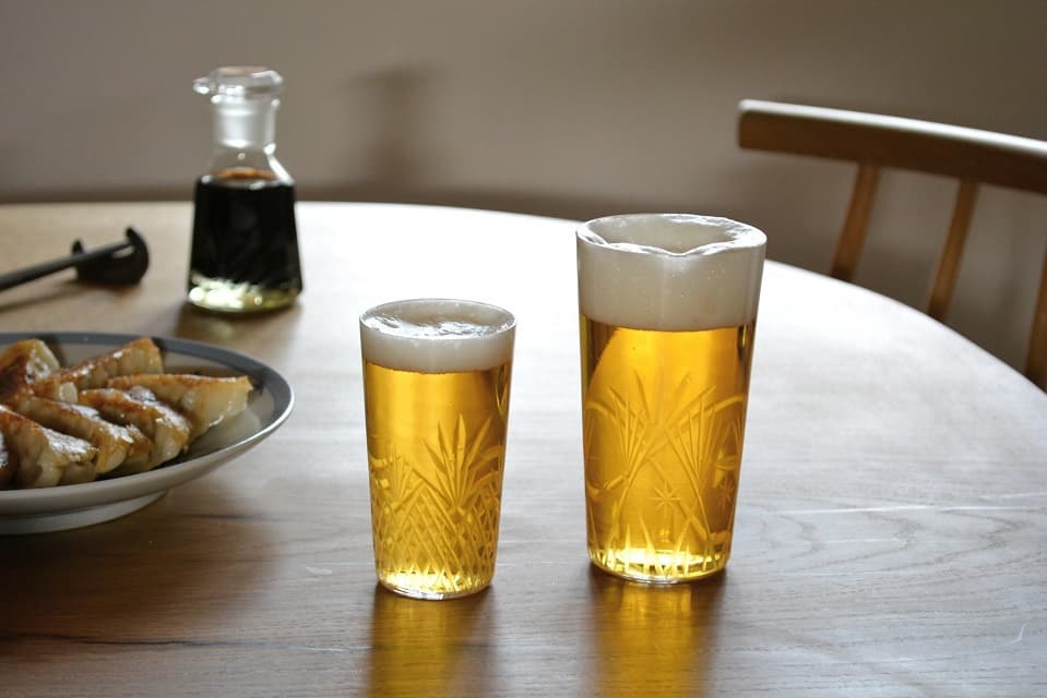ビールグラスとしても味わいがあって素敵です【東京復刻ガラス BRUNCH（左：格子・5オンス, 右：稲束・10オンス）】