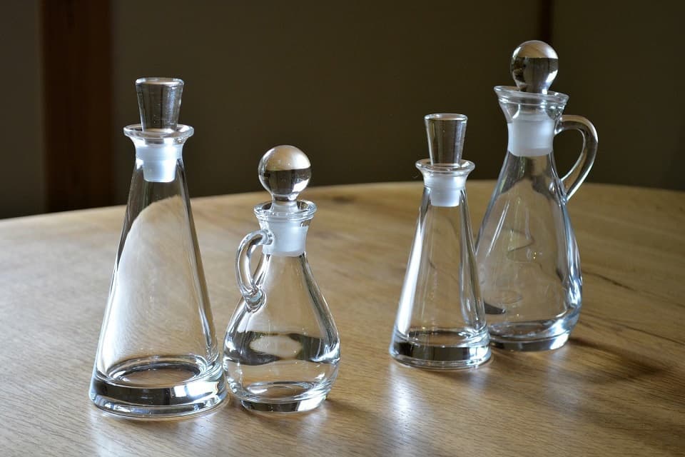 透明感あふれるガラス製の「ドレッシングボトル」。“取っ手付き” と取っ手のない “三角形タイプ” がございます。