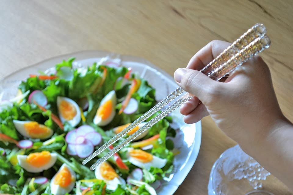 サラダの取り分けなどにぴったりな「がらすの箸」。シンプルな “透明” とより華やかな “金彩” がございます。