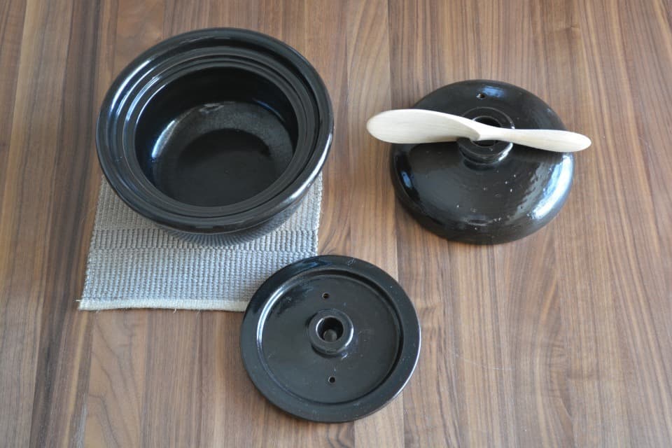 土鍋は萬古焼の代表商品。土物特有のあたたかな風合いと優れた耐熱性が特徴です。※しゃもじは付属しません