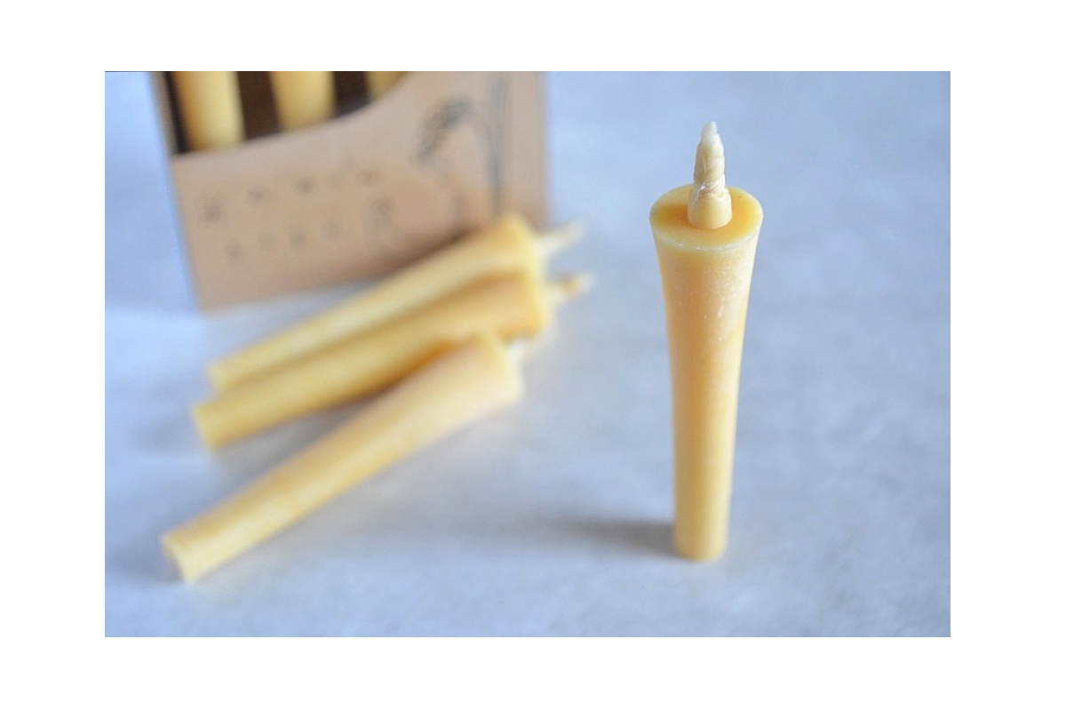 米のめぐみろうそく 米ぬか油を主な原料とした和ろうそく 油煙が少なく煤 すす が出にくいのが特長です 火を消した後のにおいも控えめです 国産 日本製