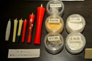 高澤ろうそく店では、植物性の原料を使用して和ろうそくが作られています