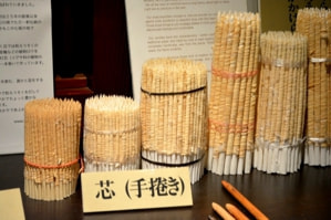 大きく温かな炎を生み出す和ろうそくの芯は、厳選した材料とたくさんの手間ひまを掛けて作られています
