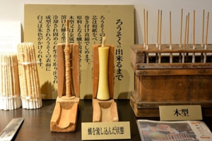ろうそくの型に芯をさし、溶かした蝋を流し入れます。冷えて固まったら型から外し、熱した包丁で形を整えます