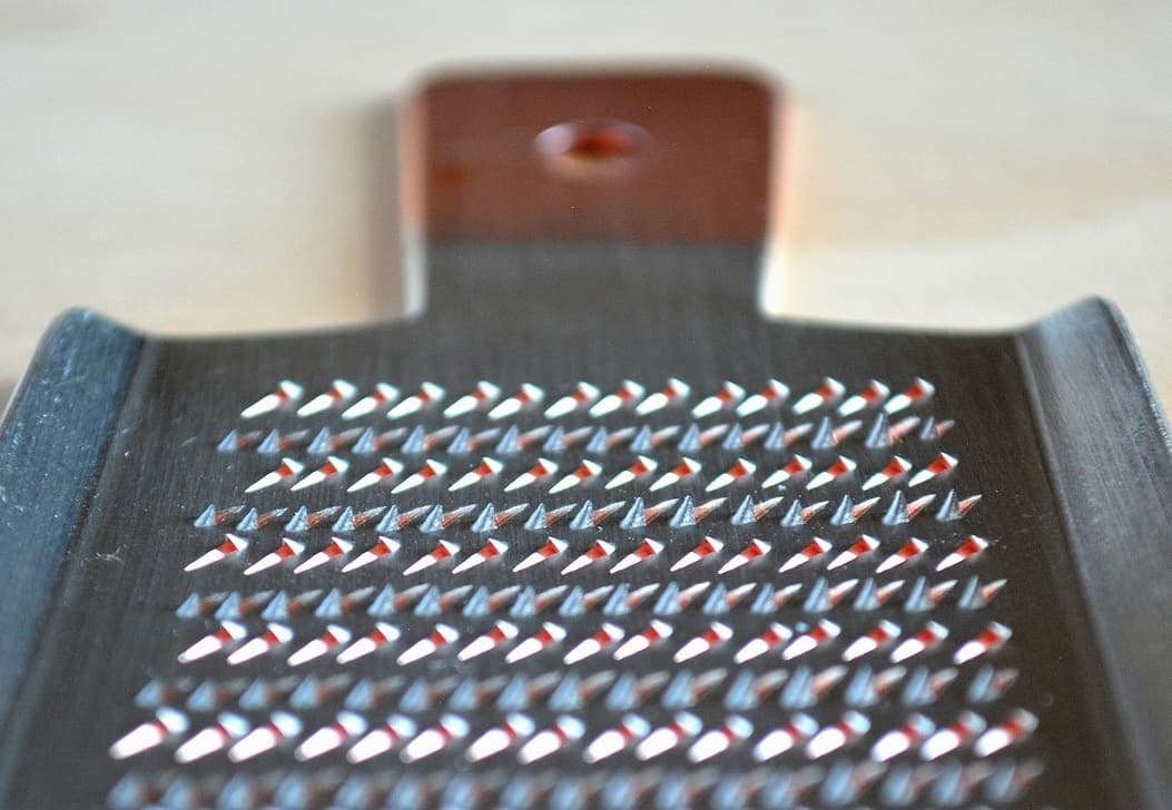 大矢製作所の本目立てのおろし金は、軽い力でスムーズにおろすことができます