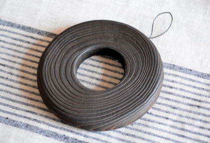 ドーナツ鍋敷き 素朴でかわいい天然木製のおしゃれな円形 丸型 鍋敷き 熱に強い桐材で作られているので熱々のお鍋やポットにも安心して使えます 国産 日本製