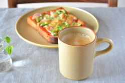 ペルナプレート(イエロー)×マグカップ(イエロー)