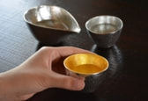 持った瞬間にお酒の温度が伝わるぐい呑み。冷酒はもちろん、ぬる燗までの温度は美味しく頂けます。
