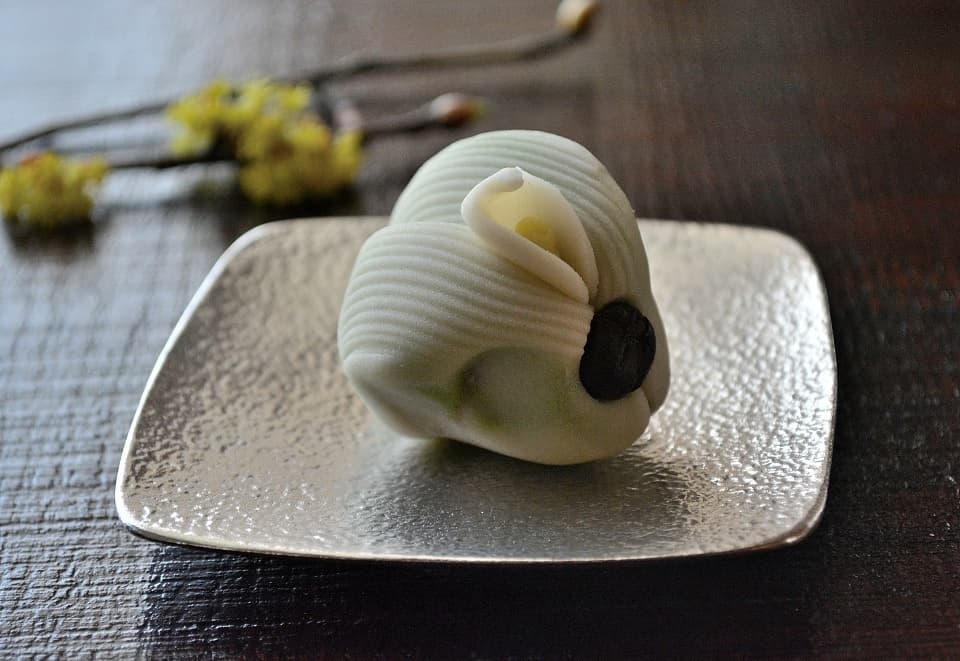 和菓子を乗せるのにもおすすめです(小皿・四角)