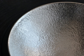 表面は、鋳物特有のザラザラとした梨地調の質感 (Kuzushiシリーズ) ＜能作＞ ｜ 暮らしのほとり舎