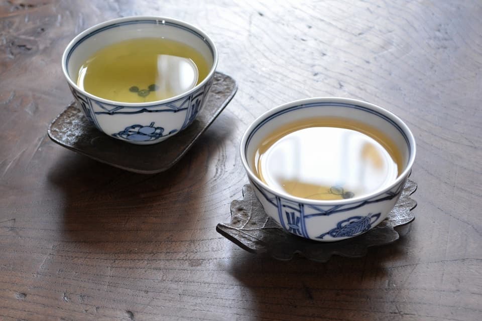 古銭茶托×木の葉茶托 使用イメージ＜鈴木盛久工房＞