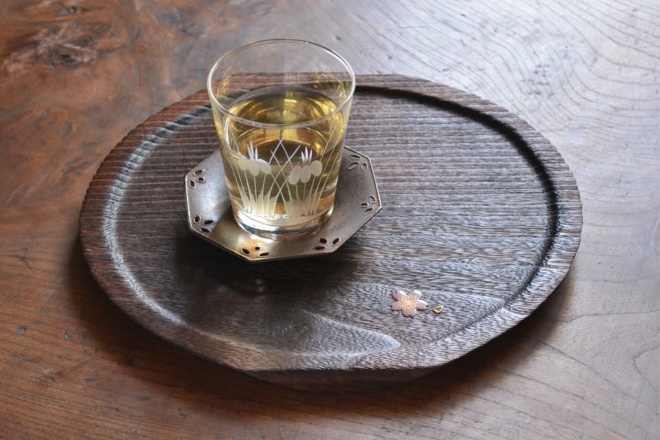 八角茶托×干菓子盆・桜蒔絵(使用イメージ)<鈴木盛久工房×岩本清商店>