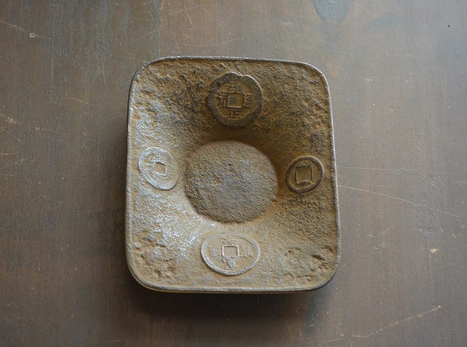 古銭のデザインがユニークな南部鉄器の茶托 <鈴木盛久工房> | 暮らしのほとり舎