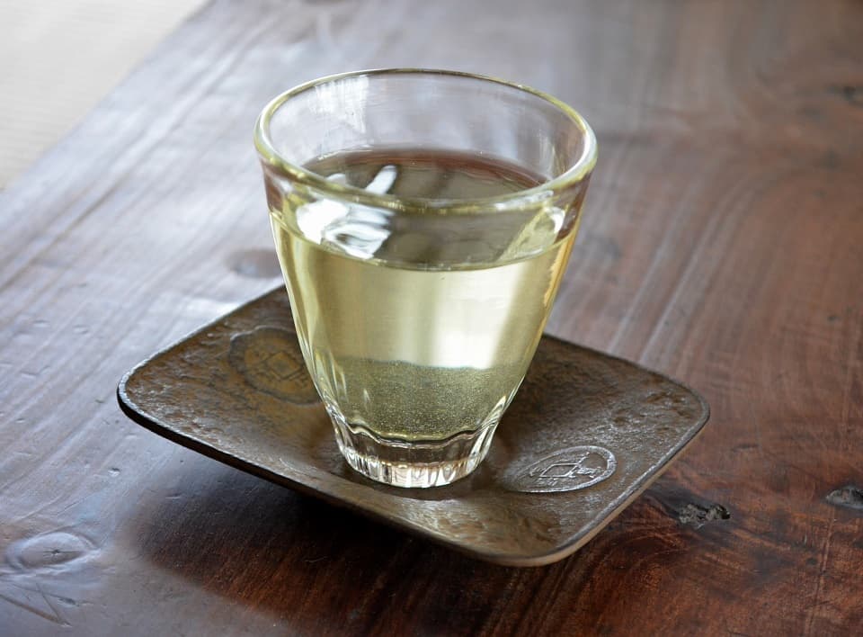 古銭茶托×冷茶（使用イメージ）