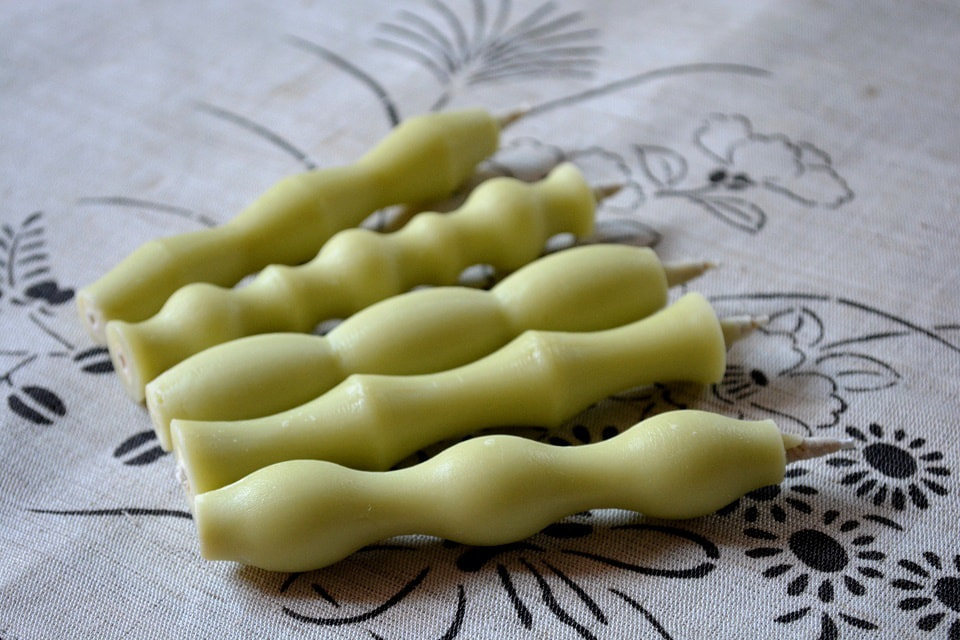 能登の植物や木の実がもつ曲線をモチーフにデザインされた「和ろうそく ななお」<高澤ろうそく店>