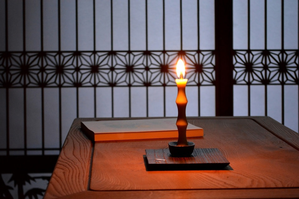 和ろうそくななお×和室・文机(使用イメージ)