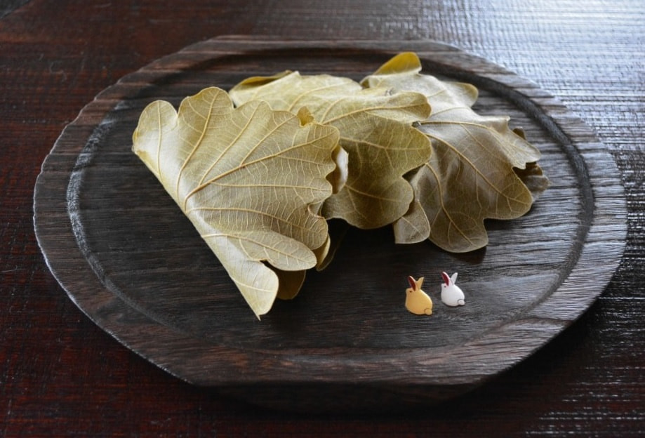 干菓子盆 (蒔絵) × 柏餅 ＜岩本清商店＞ ｜ 暮らしのほとり舎