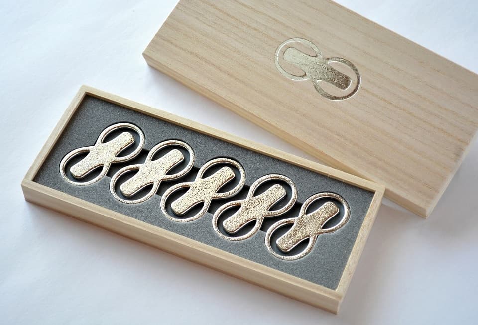 漢字で書くと末広がりで縁起が良いとされる数字の「8」をイメージしてデザインされた本錫の箸置き<能作>