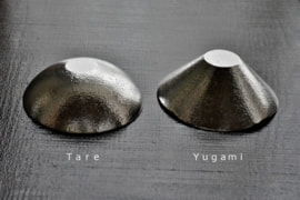 左：ふんわりやわらかく包み込んでくれるような全体に丸みを帯びた「Tare」。右：ひっくり返すと富士山のような形をした「Yugami」 ＜能作＞ ｜ 暮らしのほとり舎