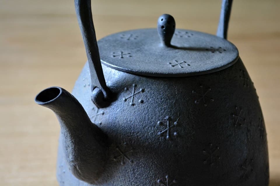 風花鉄瓶 風花紋様 <鈴木盛久工房> | 暮らしのほとり舎