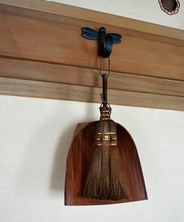 はりみ（小）×3玉荒神箒×とんぼフック（鴨居）＜白木屋傳兵衛×山本勝之助商店×鈴木盛久工房＞
