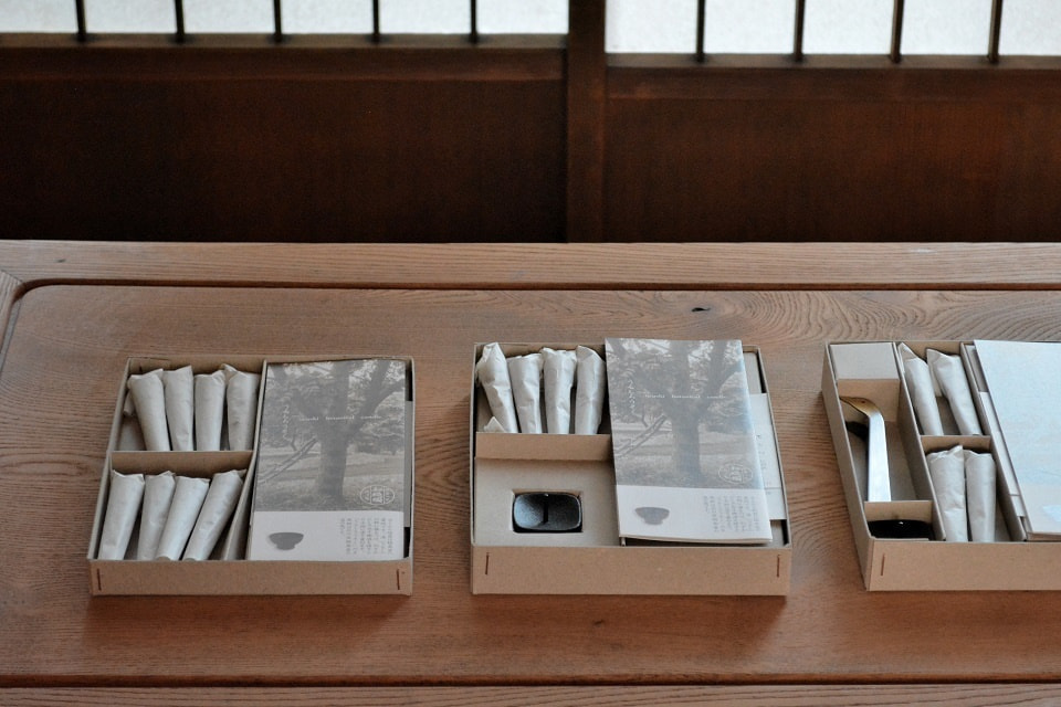 左：うるしろうそく、中：うるしろうそく 燭台セット、右：うるしろうそく 燭台・ろうそく消しセット＜高澤ろうそく店＞