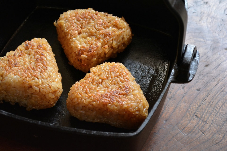 角鍋 (すき焼き鍋・鉄鍋) 焼きおにぎり ＜鈴木盛久工房＞ ｜ 暮らしのほとり舎