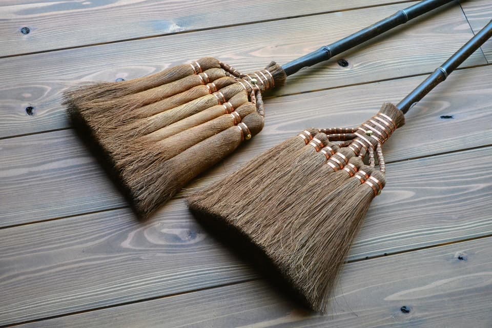 7玉長柄箒(皮巻き)×7玉長柄箒(最高級鬼毛)比較<山本勝之助商店>