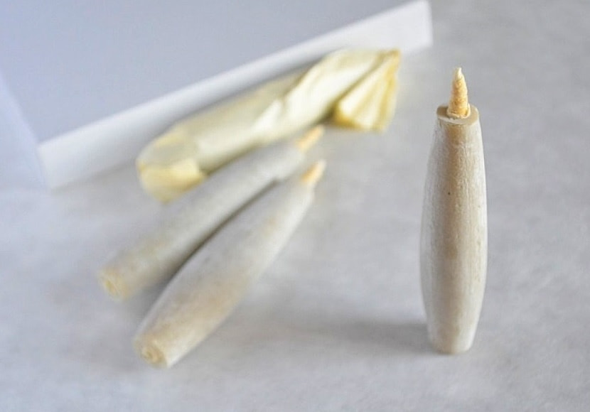 櫨の実を絞ったハゼロウから作られる「ろうそく等伯」<高澤ろうそく店>