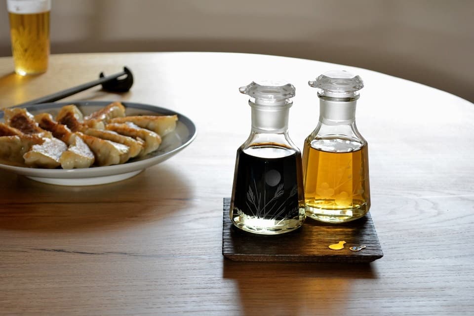 江戸花切子 しょうゆ差し 使用例:醤油 (秋草), 酢 (梅) <廣田硝子> | 暮らしのほとり舎