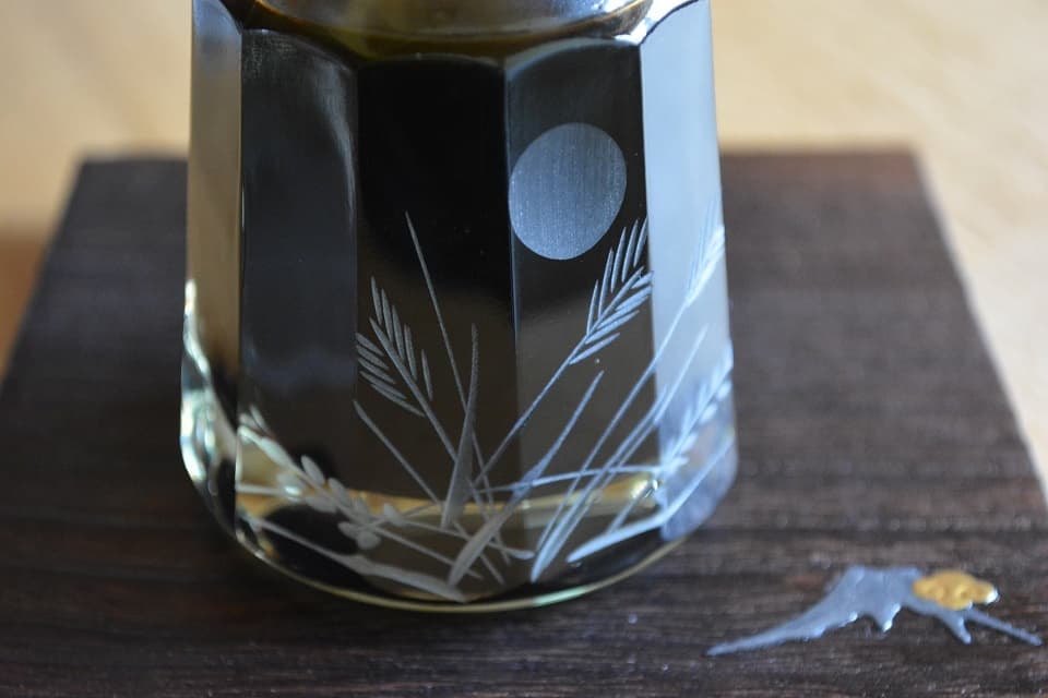 江戸花切子 しょうゆ差し (秋草) × 角トレー (蒔絵) <廣田硝子 × 岩本清商店> | 暮らしのほとり舎