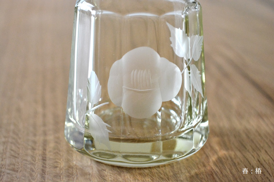 江戸花切子 しょうゆ差し 液だれしないおしゃれなガラス製醤油差し レトロな雰囲気と四季折々の草花の絵柄が美しく贈り物にもおすすめです すり口式 国産 日本製