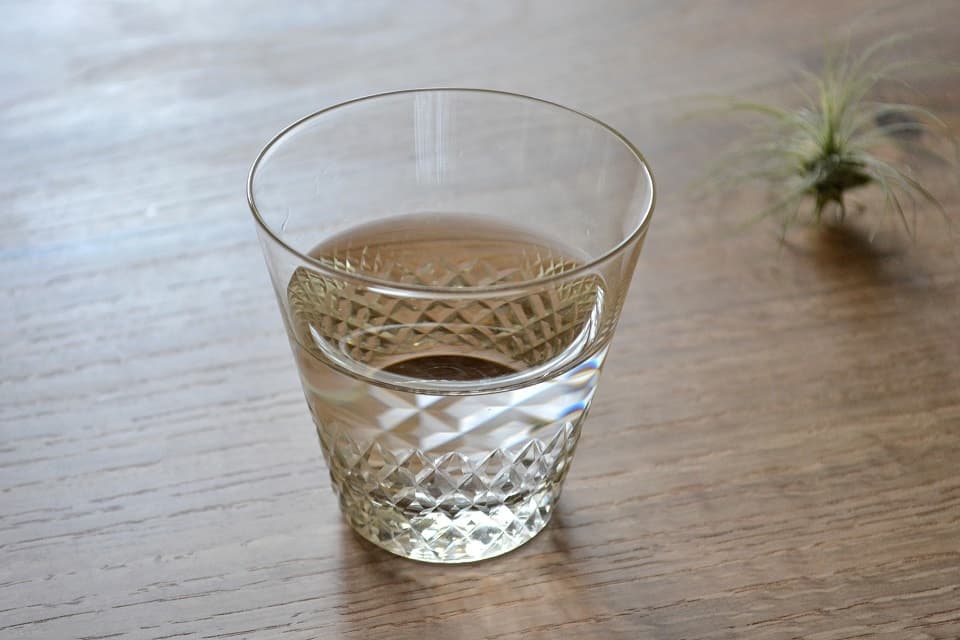 背が低く飲み口が広く作られたオールドグラス。ロックグラスとして最適な作りです (江戸硝子 綾 10オンスオールド / 古代色) ＜廣田硝子＞ ｜ 暮らしのほとり舎