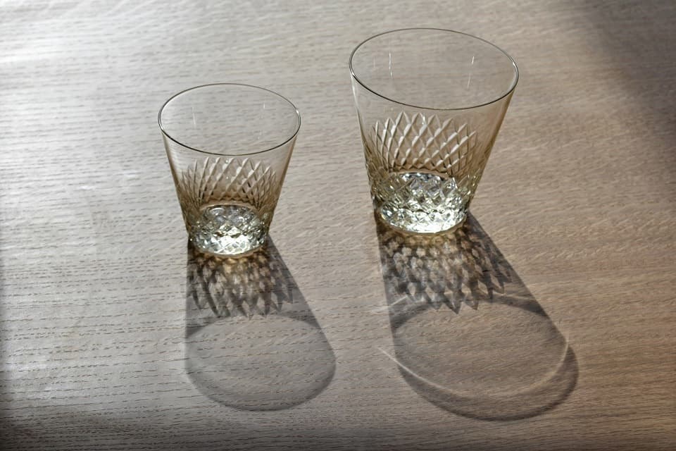 男性には大きめサイズの「10オンス (300ml)」、女性には小ぶりの「5オンス (150ml)」がおすすめです ＜江戸硝子 綾 廣田硝子＞ ｜ 暮らしのほとり舎