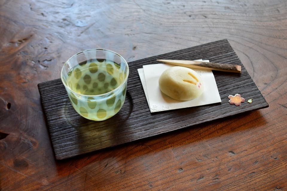 大正浪漫硝子「冷茶・水玉」×ちょこっとトレー（蒔絵）＜廣田硝子×岩本清商店＞