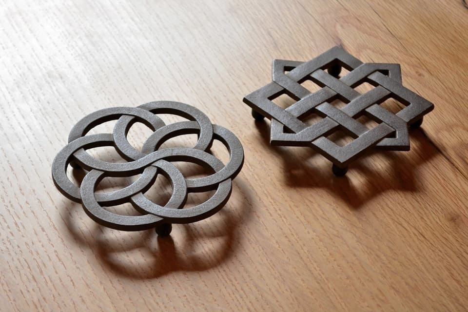 鉄瓶にはもちろん、急須やお鍋、ホーローのポットをのせたりと、食卓でもキッチンでも、年中なにかと活躍する鍋敷き <鈴木盛久工房> | 暮らしのほとり舎