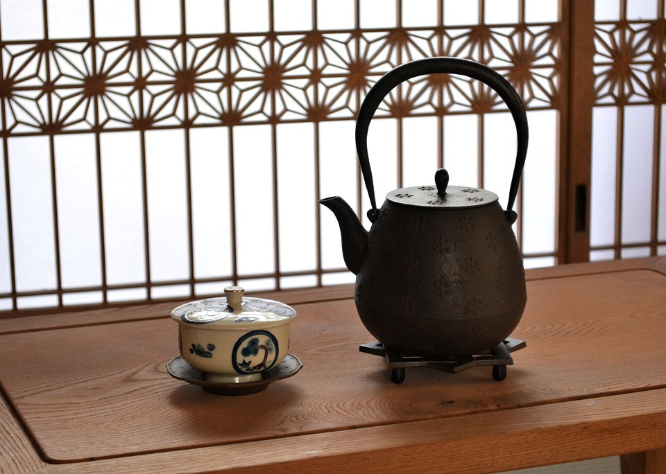 瓶敷き × 風花鉄瓶 × 霰茶托 ＜鈴木盛久工房＞ ｜ 暮らしのほとり舎