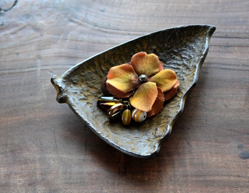 銘々皿「三角蝶」 アクセサリートレイ(使用イメージ)