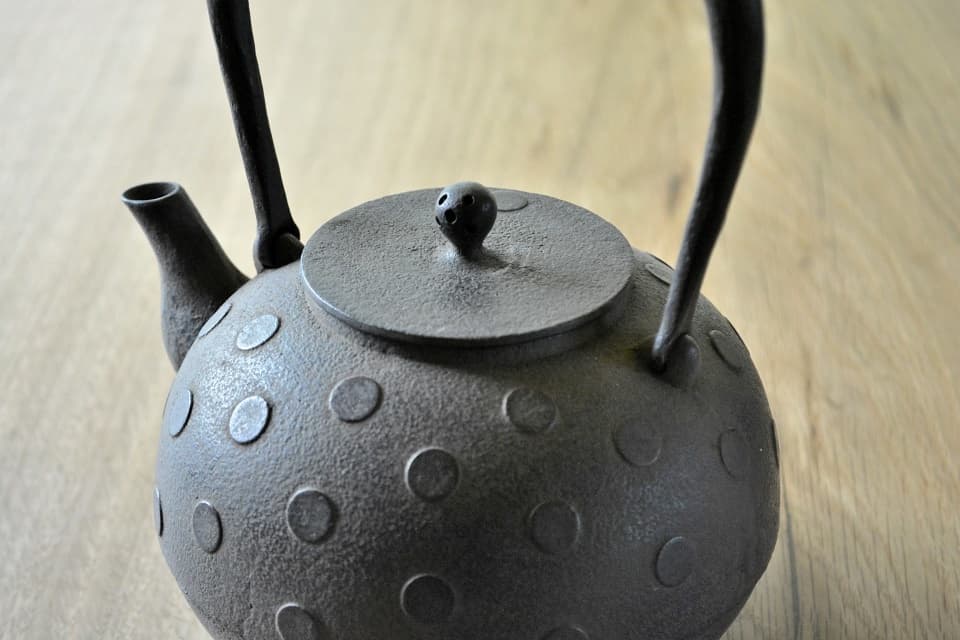 水玉文様 (水玉紋丸形鉄瓶) ＜鈴木盛久工房＞ ｜ 暮らしのほとり舎