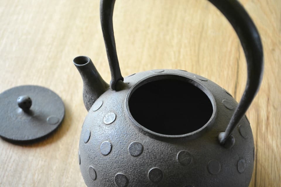輪口仕様の口造り (水玉紋丸形鉄瓶) ＜鈴木盛久工房＞ ｜ 暮らしのほとり舎