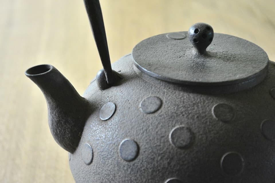 細工が施されたつまみ (水玉紋丸形鉄瓶) ＜鈴木盛久工房＞ ｜ 暮らしのほとり舎