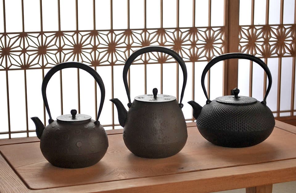 鈴木盛久工房の「焼型鉄瓶」(水玉紋丸形鉄瓶・風花鉄瓶・霰紋玉形鉄瓶)<鈴木盛久工房>