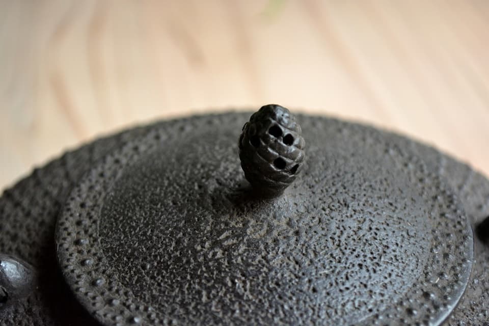 細工が施された松毬型のつまみ (亀甲霰平宝珠形鉄瓶) ＜鈴木盛久工房＞ ｜ 暮らしのほとり舎