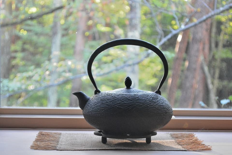松葉紋布団形鉄瓶 ＜鈴木盛久工房＞ ｜ 暮らしのほとり舎