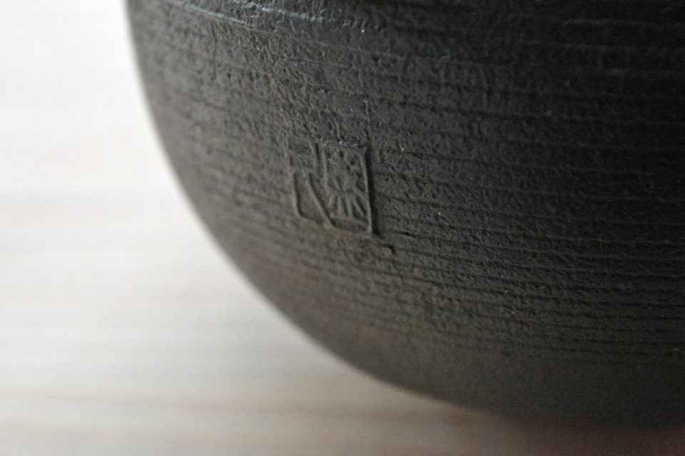 注ぎ口の下方には盛久の刻印（日の丸形鉄瓶）