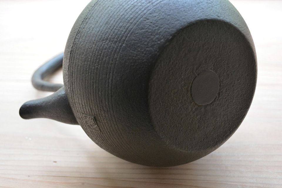 底には焼型鉄瓶の証しのへそが見られます(鈴木盛久工房製南部鉄瓶)