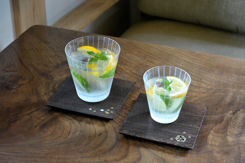 十草 オールドグラス × 角トレー (蒔絵) <廣田硝子 × 岩本清商店> | 暮らしのほとり舎