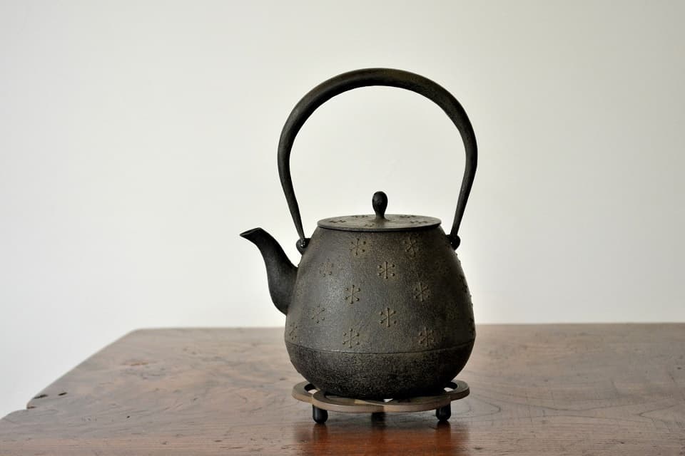 涼を感じる工夫としても。雪舞う文様に風情を感じる風花鉄瓶(南部鉄瓶)<鈴木盛久工房>