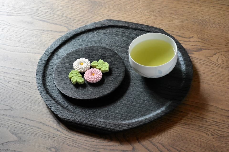 丸トレー（拭き漆仕上げ）×干菓子盆（無地・拭き漆）＜岩本清商店＞