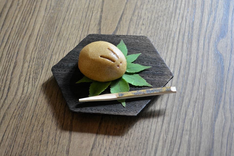 六角トレー (ウレタン仕上げ) × 和菓子 ＜岩本清商店＞ ｜ 暮らしのほとり舎